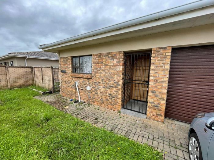 Gonubie Townhouse To Rent: 2 Bedrooms, enclosed yard, garage, secure complex.