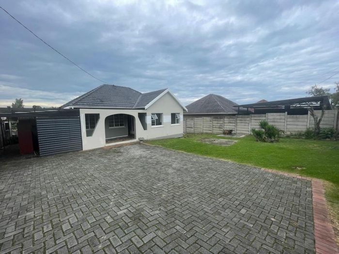 Three-bedroom house in Cambridge West with garden, parking, and prepaid electricity. To Rent.