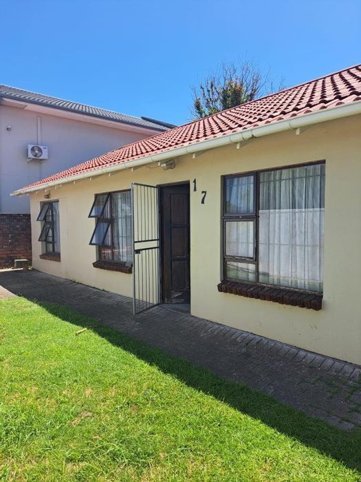 Two-bedroom house in Gonubie to rent, close to schools and shopping.