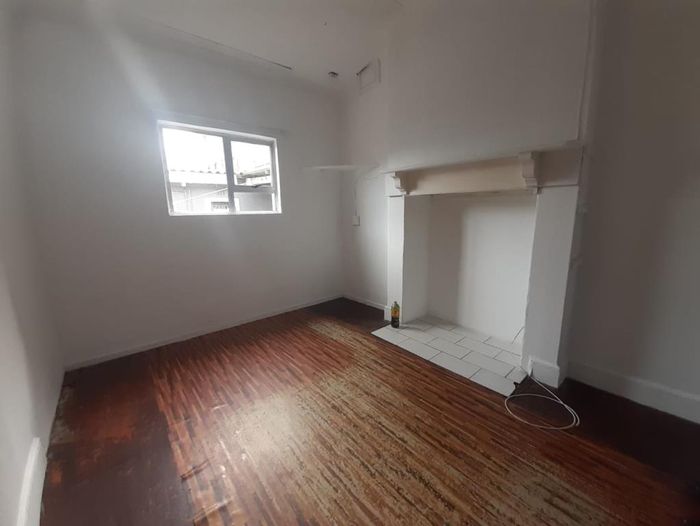 Quigney Apartment To Rent: Secure communal living, close to beach and amenities.