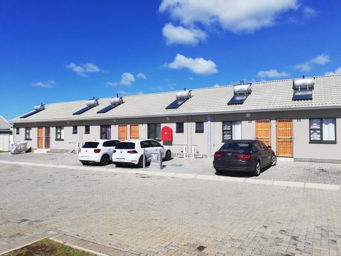 Gonubie Townhouse To Rent: 1 Bedroom, secure complex, enclosed yard, prepaid electricity.