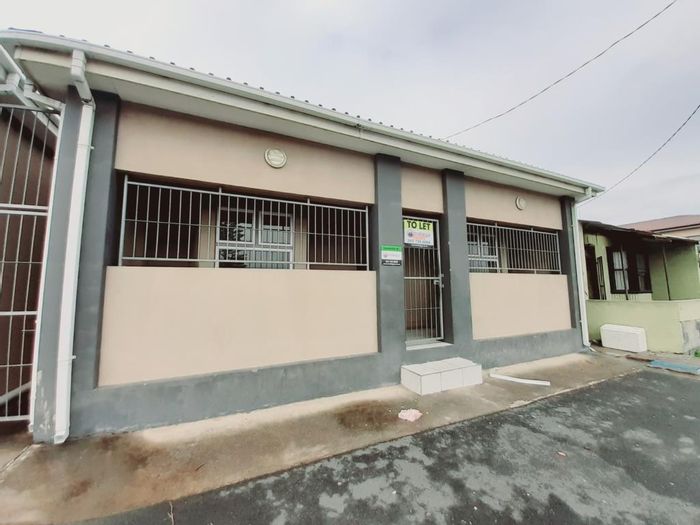Quigney Apartment To Rent: 2 bedrooms, private kitchen, Wi-Fi included, prepaid electricity.