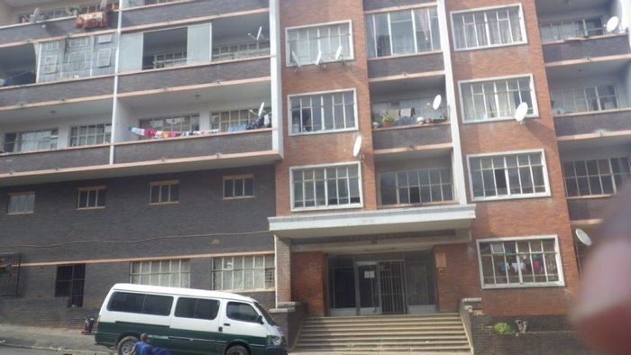 1-Bedroom Flat To Rent in Yeoville with 24hr security, near amenities.