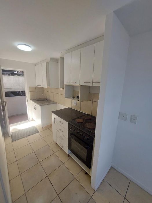 Maitland Apartment To Rent: Unfurnished, secure parking, 24-hour security, fibre-ready.