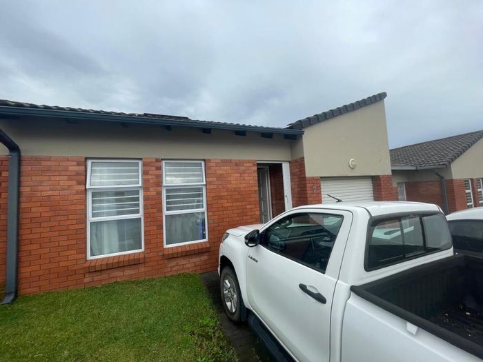 Beacon Bay Townhouse To Rent: 2 Bedrooms, patio, garage, prepaid utilities.