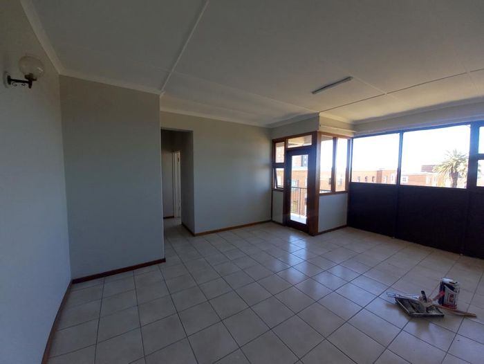 Southernwood Apartment To Rent: Top-floor unit, secure access, balcony, prepaid utilities.