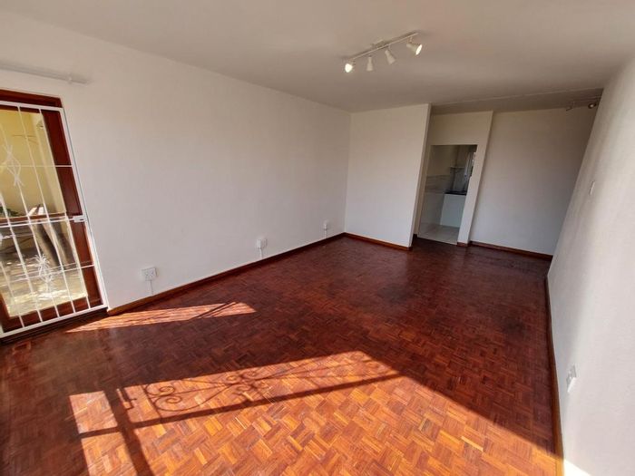 Camps Bay Apartment To Rent: 3 bedrooms, sea views, garage, near beach.
