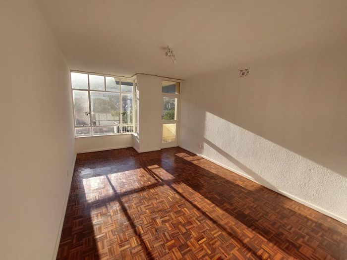 Tamboerskloof Apartment To Rent: Two bedrooms, balcony, parking options, and secure access.
