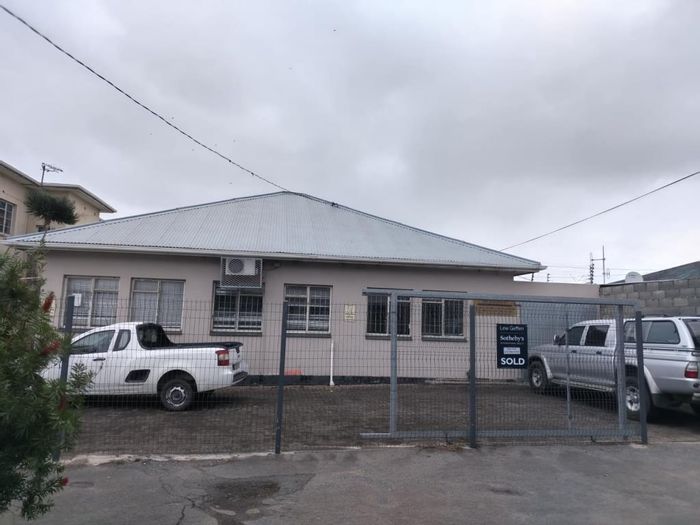 Commercial Property To Rent in Southernwood: 5 Offices, Reception, Kitchen, Storage.