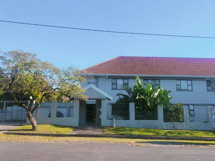 Nahoon Apartment To Rent: 2 Bedrooms, garage, prepaid electricity, secure access.