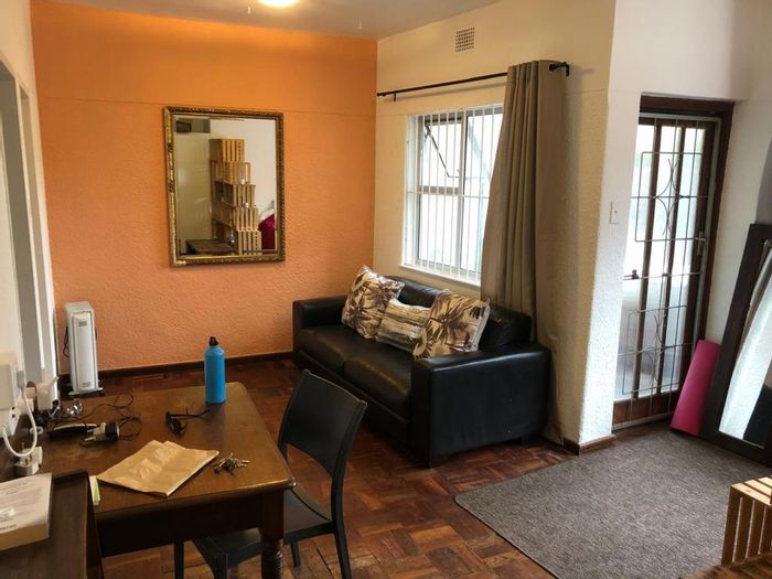 Tamboerskloof Apartment To Rent: Spacious bachelor, private balcony, near Kloof Street.