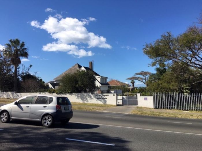 Commercial Unit To Rent in Selborne with private parking and multiple offices.