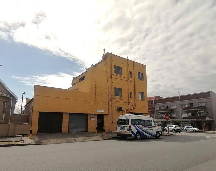 Quigney Apartment To Rent: 2 Bedrooms, secure building, close to amenities.