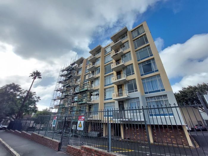 Tamboerskloof Apartment To Rent: 2 Bedrooms, balcony, views, secure access, fiber-ready.