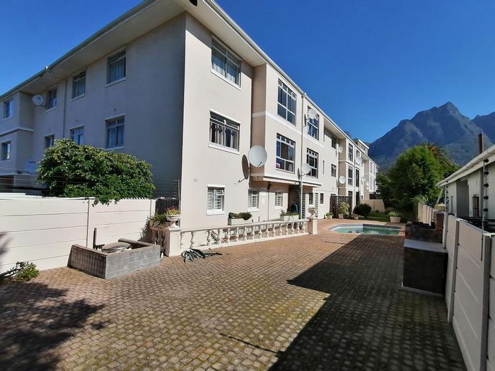 2-Bedroom Apartment To Rent in Newlands with pool, garage, and security features.