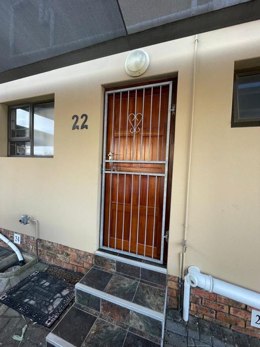 Gonubie Apartment To Rent: 2 beds, secure complex, garden, close to amenities.
