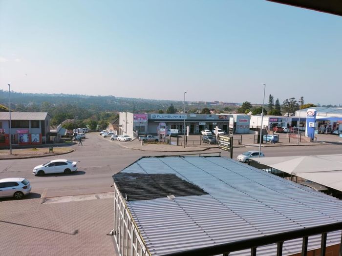 Amalinda Apartment To Rent: Spacious 2-bed flat with balcony and secure parking.