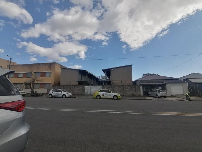 Quigney Apartment To Rent: Secure access, communal kitchen, close to beachfront and shops.