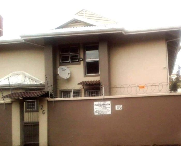 Bulwer Apartment To Rent: Secure student rooms near DUT, communal kitchen, and bathrooms.