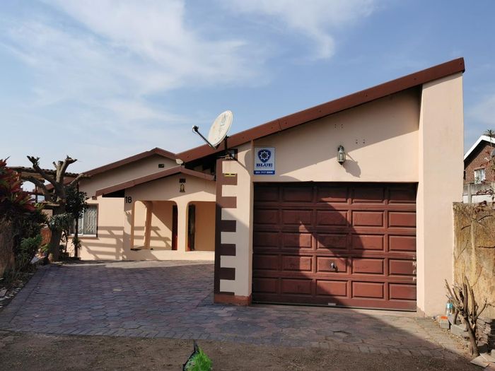 Clayfield Apartment To Rent: 3 bedrooms, private garden, remote garage, pet-friendly.