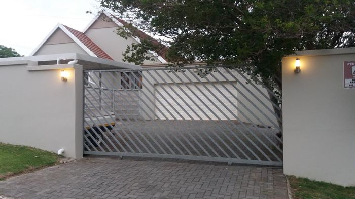 Nahoon House To Rent: 3 bedrooms, pool, garden, double garage, close to beach.