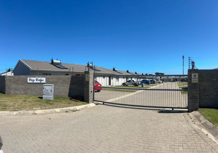 Gonubie Townhouse To Rent: Secure complex, open-plan living, spacious backyard, 3 bedrooms.