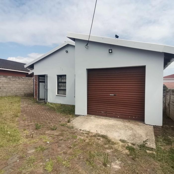 Amalinda House To Rent: 3 bedrooms, 2 bathrooms, garage, spacious lounge, convenient location.