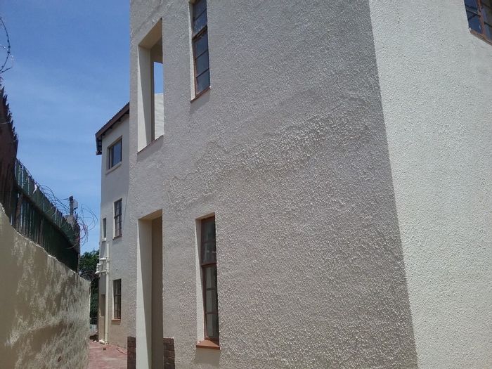 Flat To Rent in Jeppestown: 3 bathrooms, security, close to transport and amenities.