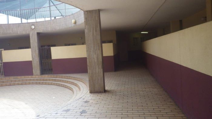 Flat To Rent in Kempton Park Central: Secure building, metered utilities, near amenities.