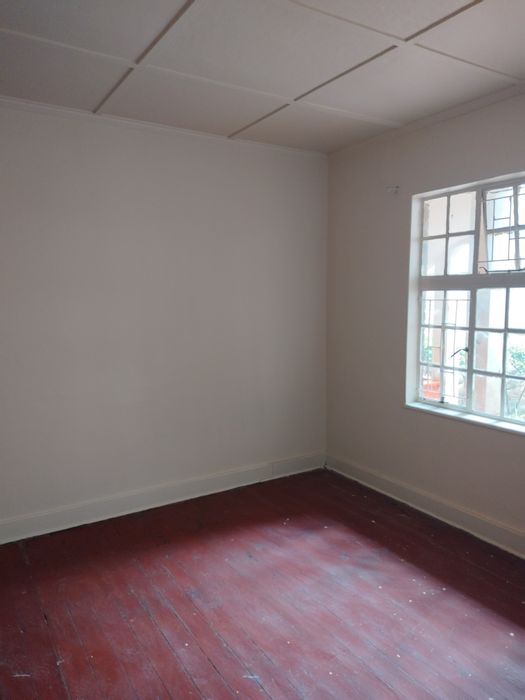 2-Bedroom Flat To Rent in Yeoville with secure living and easy transport access.