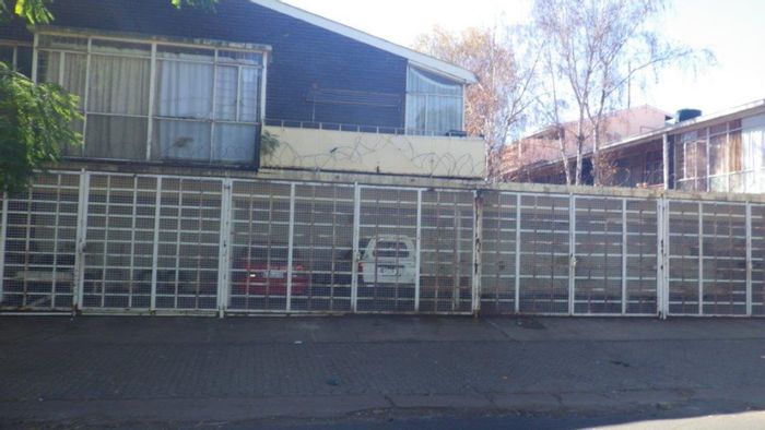 To Rent: 2-bedroom flat in Bellevue, secure building, close to amenities and transport.