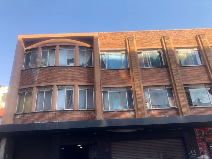 Flat To Rent in Johannesburg Central: Pre-paid utilities, close to schools and transport.