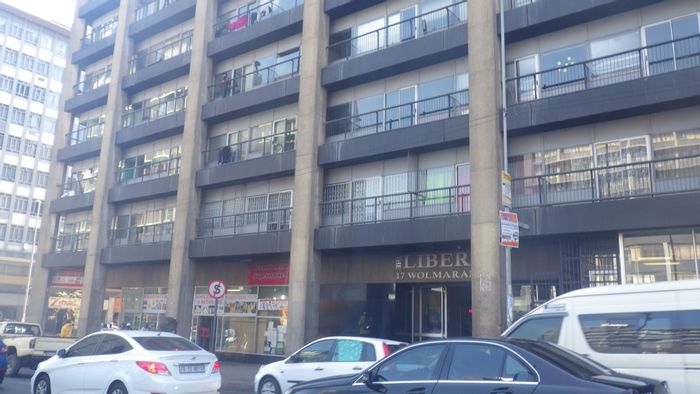 Flat To Rent in Braamfontein: Secure building, gym, parking, near transport and shops.