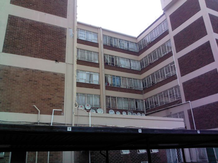 Flat To Rent in Randburg Central: Pre-paid electricity, secure parking, near amenities.