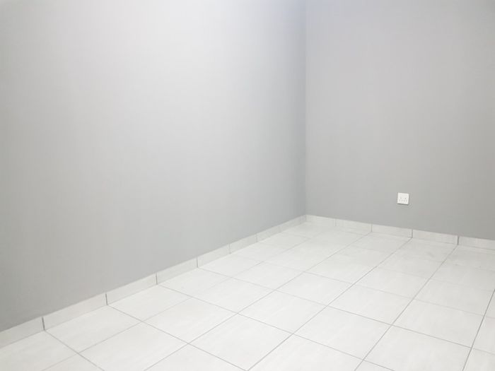 Spacious bachelor flat for rent in Johannesburg Central, close to amenities and transport.