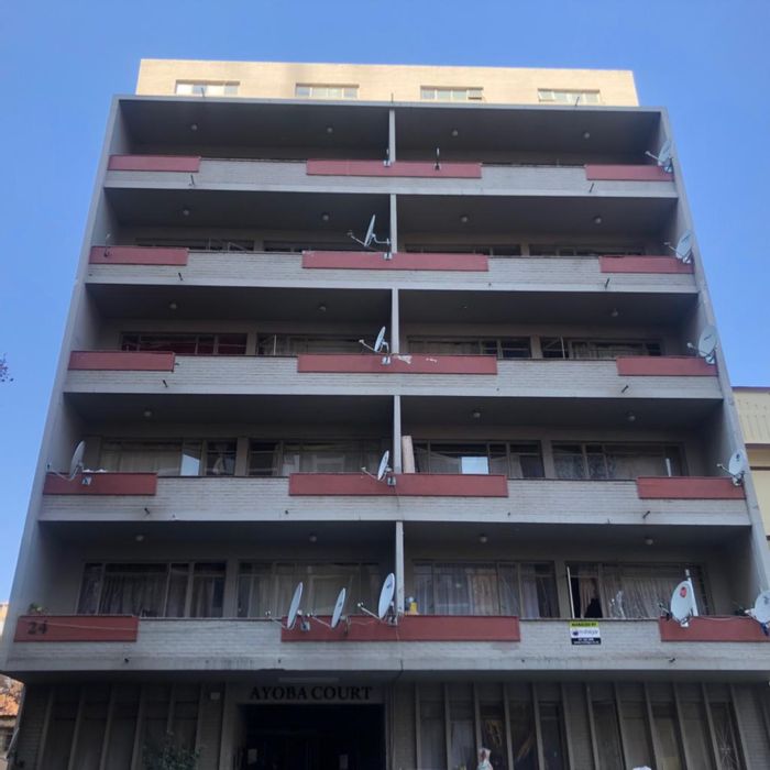 Berea Flat To Rent: 1 bedroom, close to supermarkets and restaurants.