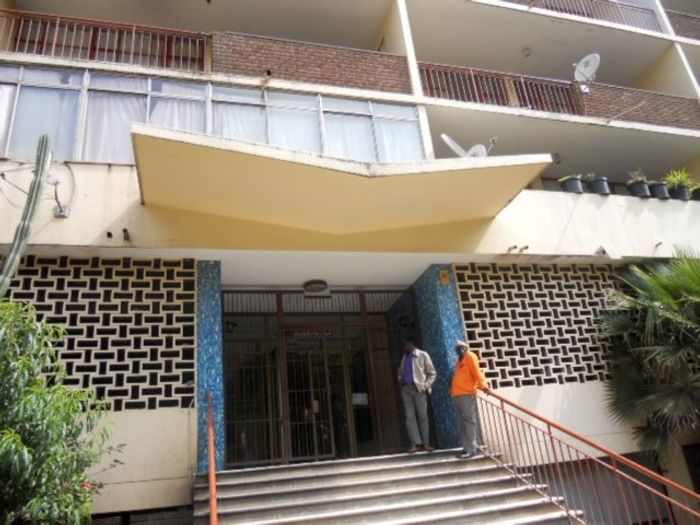 2 Bedroom Flat To Rent in Berea with 24-hour security and covered parking.