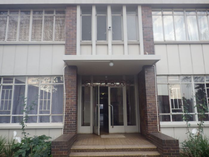 Flat To Rent in Johannesburg Central: Bachelor unit, secure building, close to amenities.