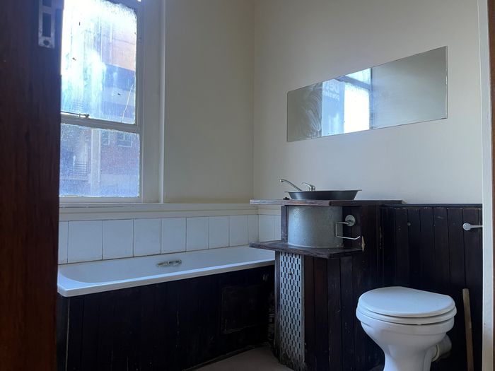 Flat To Rent in Johannesburg Central: 24-hour security, close to amenities and transport.