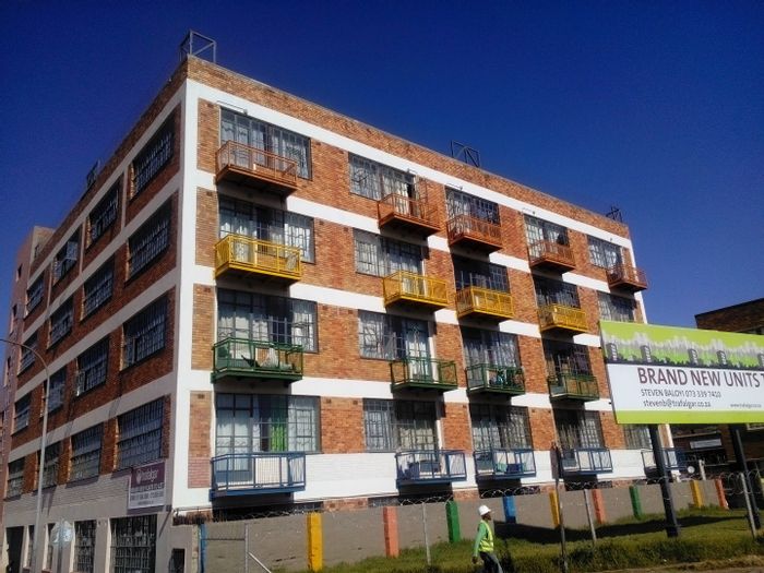 Flat To Rent in Wolhuter: 2 beds, security, prepaid utilities, near transport and amenities.