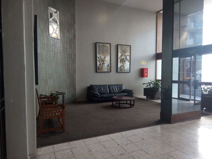 Flat to Rent in Berea: Secure building, 24-hour security, close to amenities.