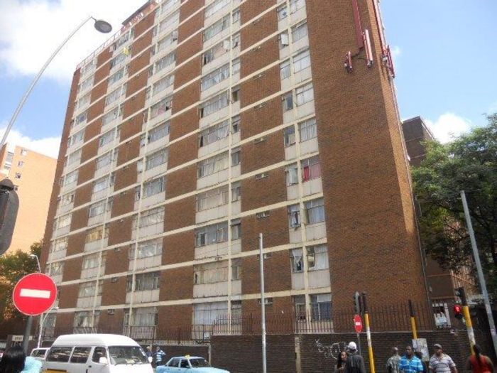 Flat To Rent in Hillbrow: Spacious unit with kitchenette, secure living, and transport access.