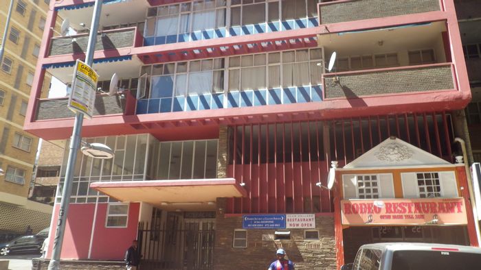 Hillbrow Flat To Rent: Secure living, schools, parks, dining, and amenities nearby.