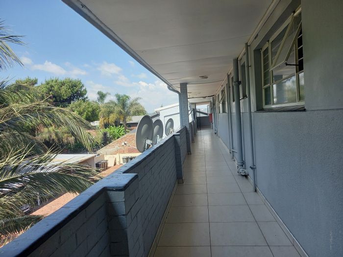 Linden Flat To Rent: 3 bedrooms, balcony, security, near restaurants, pre-paid electricity.