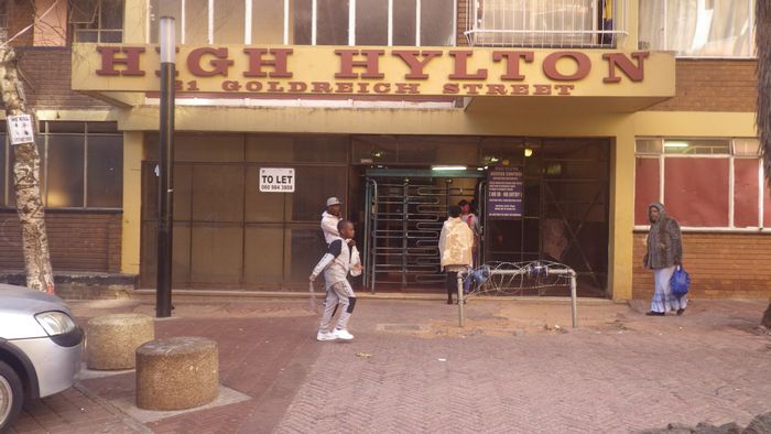 Flat to Rent in Hillbrow: Bachelor unit, 24hr security, near amenities.