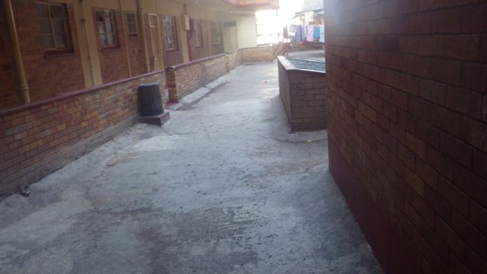 Flat to Rent in Doornfontein: Secure parking, close to schools and transport.