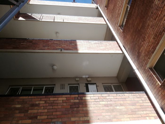 Yeoville Flat To Rent: Family-friendly, close to schools and amenities.