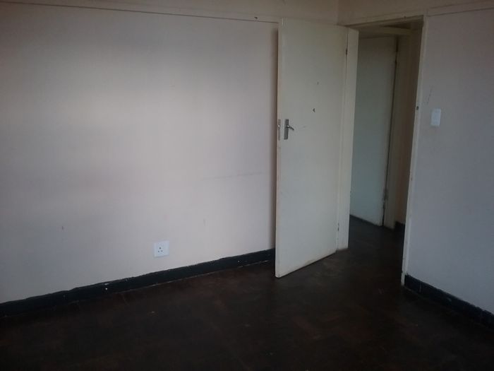 House To Rent in Yeoville: Secure building, spacious lounge, close to amenities.