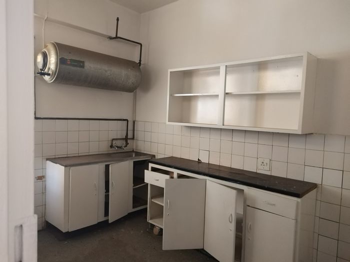 Yeoville Flat To Rent: 3 bedrooms, secure building, close to amenities and transport.