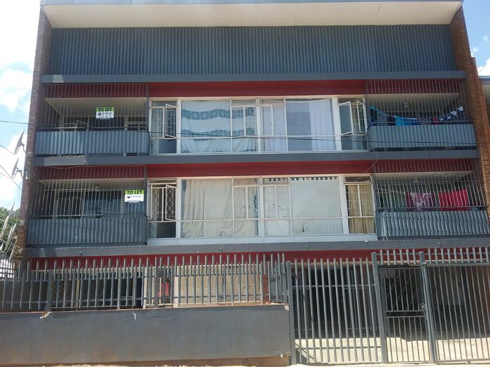 Yeoville House To Rent: Secure building, 24-hour security, near transport and amenities.